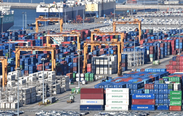 지난달 28일 경기 평택항에 수출입 컨테이너가 쌓여 있는 모습 /사진=뉴시스