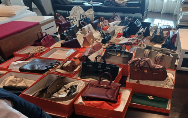 체납자 A씨의 실거주지에서 발견된 명품 에르메스 가방 60점 /국세청