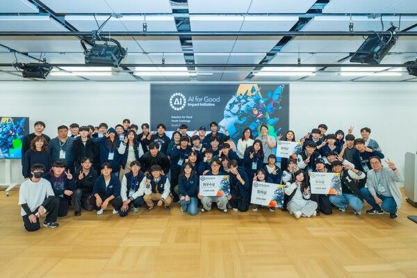 지난 8일 진행된 청소년 글로벌 로보틱스 챌린지에 참여한 전국 고등학생 17개 팀 /네이버&nbsp;커넥트재단 제공