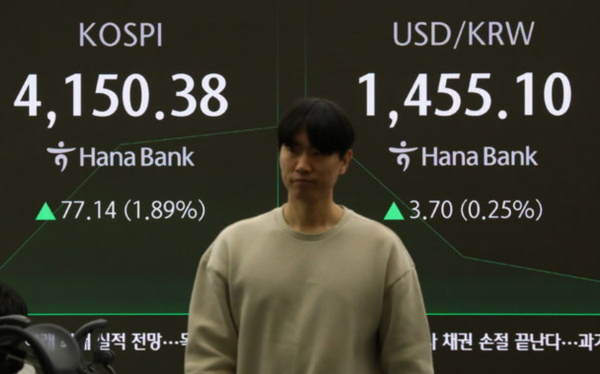 11일 오전 서울 중구 하나은행 딜링룸 전광판에 지수가 표시 되고 있다. 원·달러 환율은 전 거래일 주간거래 종가(1451.4원)보다 5.0원 오른 1456.4원에 출발했다. /사진=뉴시스