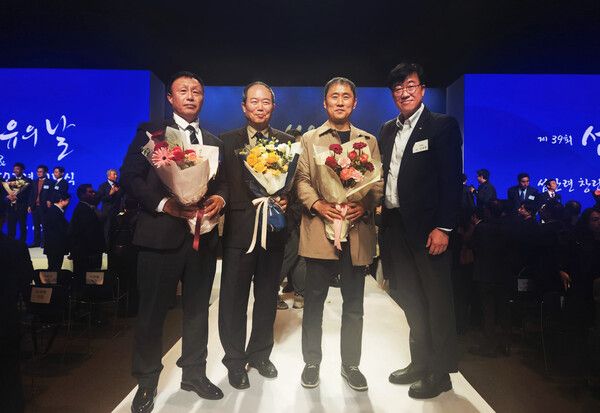 태광산업·대한화섬은 소속 임직원 5명이 ‘제39회 섬유의 날’ 기념식에서 산업통상자원부 장관 표창과 한국섬유산업연합회 회장상을 수상했다고 밝혔다. 사진 좌측부터 황오성·정일영·신승원 기장, 김대정 대한화섬 대표(태광산업 섬유사업본부장)