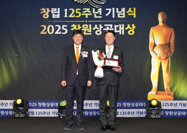 김태한&nbsp;BNK경남은행장(사진 오른쪽)이 창원상공회의소 최재호 회장으로부터 감사패를 받고 기념촬영을 하고 있다.