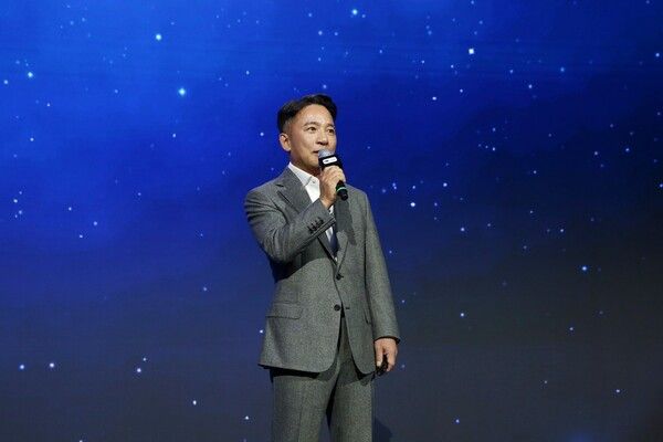 김택진 엔씨소프트 CCO가 '지스타 2025' 오프닝 세션의 기조 연설을 진행하고 있다. (포인트경제)