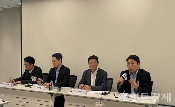 (왼쪽부터) 이진혁 ixi-O개발Task CTO(상무), 이상엽 CTO(전무), 이재원 컨슈머부문장(부사장), 최윤호&nbsp;AI 에이전트 추진그룹장(상무) (포인트경제)