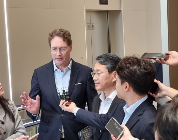 13일 오후, 메르세데스-벤츠 그룹의 올라 칼레니우스 회장이 취재진에게 답변하고 있다.