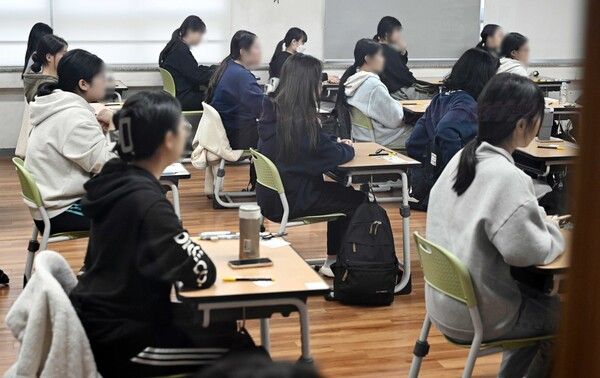 2026학년도 대학수학능력시험일인 13일 부산 연제구 연제고등학교에 마련된 시험장에서 고3 수험생들이 차분하게 시험을 준비하고 있다. /사진=뉴시스