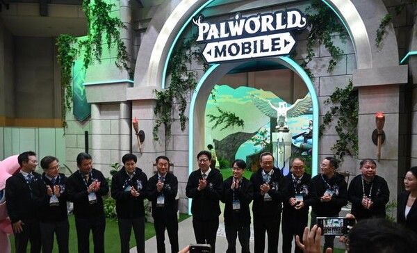 크래프톤 '팰월드 모바일' 부스 앞에서 주요 내빈들이 기념 촬영을 하고 있다. [사진=뉴시스] (포인트경제)