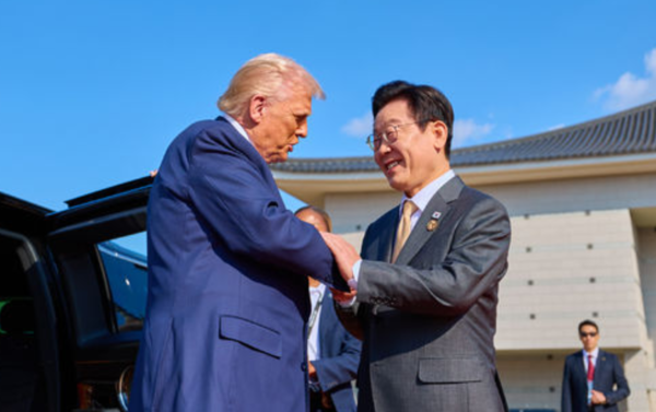 이재명 대통령이 지난 10월 29일 경북 경주박물관에 도착한 도널드 트럼프 미국 대통령을 만나 악수를 하고 있다. /사진=대통령실