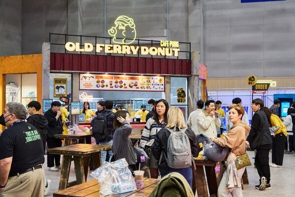 카페 펍지와 올드 페리 도넛이 협업해 한정 메뉴를 판매하는 모습 [사진=크래프톤] (포인트경제)