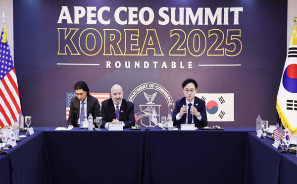 서밋 비즈니스 라운드테이블 개최.&nbsp;김정관 산업통상부 장관이 지난달 29일 경북 경주시 예술의 전당에서 하워드 러트닉(Howard Lutnick) 상무부 장관과 서밋 비즈니스 라운드테이블에 참석해 있는 모습 /산업통상부 제공