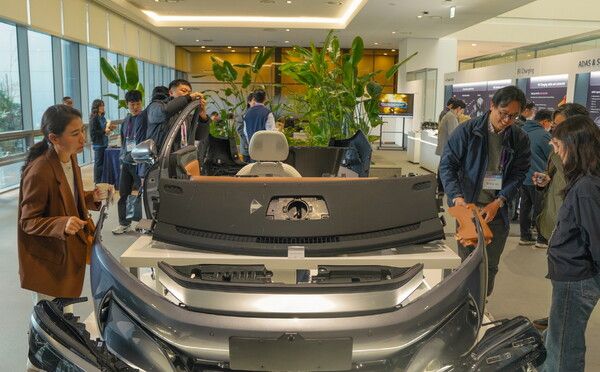 LG화학 오산 CS캠퍼스에서 진행된 전기차 소재 콘퍼런스 ‘2025 EM BU Teardown Conference’에서 LG화학 임직원이 고객에게 제품을 설명하고 있다. /LG화학 제공