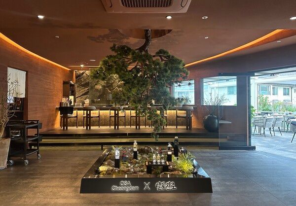 하이트진로는 프리미엄 증류식 소주 브랜드 ‘일품진로’를 미식 다이닝 브랜드 ‘오사(OSA)’ 청담과 한남 매장과 협업해 샵인샵 프로모션을 진행한다.