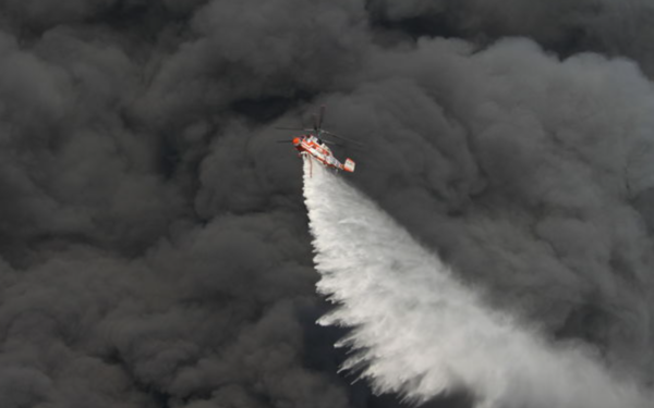 15일 오전 6시 8분께, 충남 천안시 풍세면 이랜드물류센터 현장에서 화재가 발생한 가운데 화재 진압을 위해 소방 헬기가 연신 물을 뿌리고 있다. /사진=뉴시스