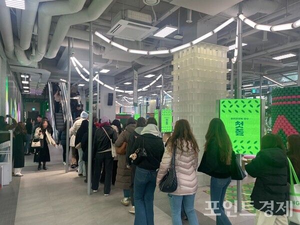 올리브영N 성수 매장을 오픈하자마자 많은 고객들이 입장하고 있는 모습이다. (포인트경제)