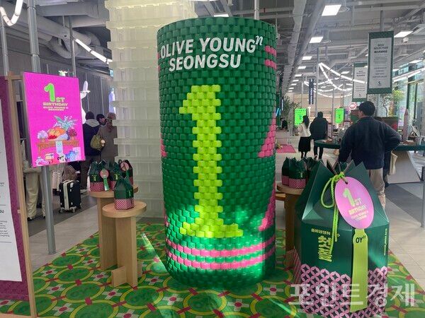 올리브영N 성수 매장 1층 입구 (포인트경제)