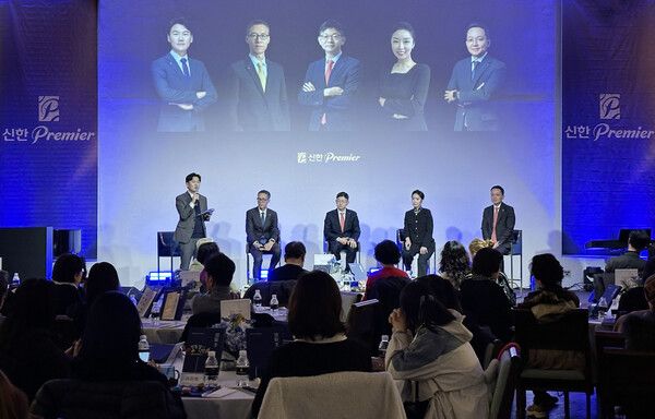 지난 17일 정동1928 아트센터에서 진행된 ‘신한 Premier Culture 정동길 낭만’ 행사에서 신한 Premier 패스파인더 전문가들이 금융 대담을 진행하는 모습 /신한은행 제공