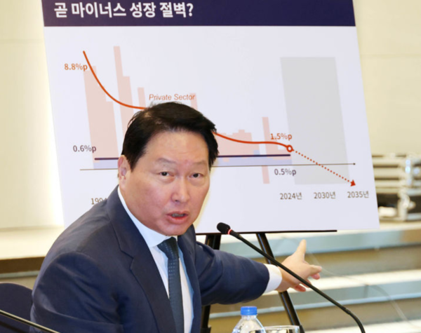 최태원 SK그룹 겸 대한상공회의소 회장이 20일 오전 서울 영등포구 CCMM빌딩에서 열린 '제2차 기업성장포럼'에서 인사말을 하고 있다. (사진 = 대한상의)&nbsp;