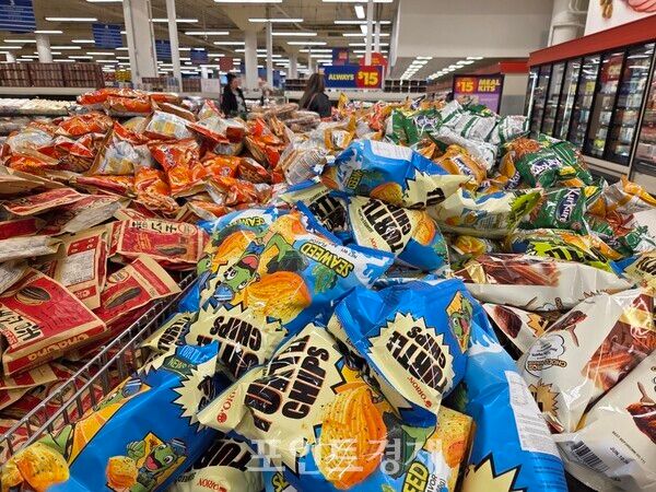 지난달 캐나다에 있는 대형 식품 슈퍼마켓 체인 'Real Canadian Superstore'에서 판매되고 있는 오리온 꼬북칩 제품들이 쌓여있다. ⓒ포인트경제 /사진=김선영
