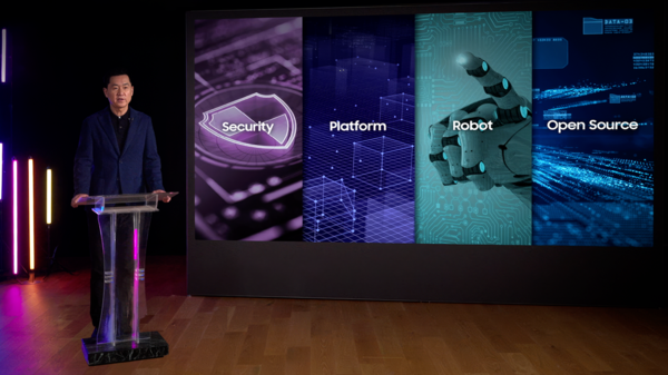 20일 진행된 '삼성 테크 콘퍼런스 2025'에서 삼성전자 DX부문 최고기술책임자(CTO) 겸 삼성리서치장 전경훈 사장이 환영사를 하고 있다. /삼성전자 제공