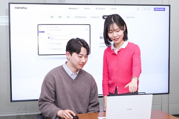 LG유플러스 직원들이 워크플로우 스튜디오 등 알파키의 주요 기능을 소개하고 있는 모습. /LG유플러스 제공