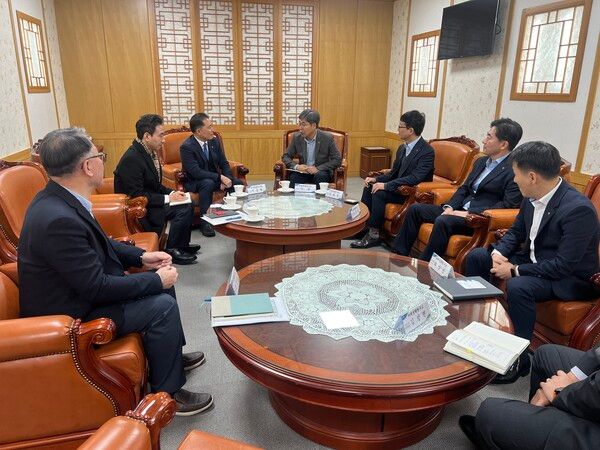 이종화 수협중앙회 수산경제연구원장(왼쪽 세 번째)이 20일 농협중앙회에서 열린 농어촌분야 연구협력을 위한 기관·단체 정보교류 간담회에서 이욱 농협중앙회 미래전략연구소장(왼쪽 네 번째)과 협력 방안을 논의하고 있다. /수협 제공