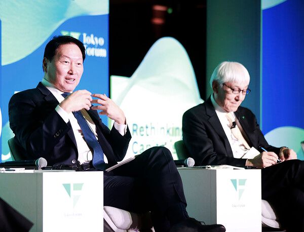 최태원 SK그룹 회장(왼쪽)이 21일 일본 도쿄대 야스다 강당에서 열린 '도쿄포럼 2025'의 비즈니스 리더 세션에 참석해 토론하고 있다. 오른쪽은 이와이 무츠오 일본경제동우회 회장 대행 겸 일본담배산업 이사회 의장&nbsp;/SK 제공