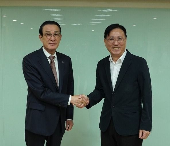 노동진 수협중앙회장(왼쪽)이 20일 타이베이 중정구에 위치한 대만 어업서(수산청)에서 왕마오첸(王茂城, Wang Mao-Chen) 대만 수산청장(오른쪽)과 대만 해상풍력 및 수산업 현안에 대해 의견을 나누고 기념 촬영을 하고 있다.