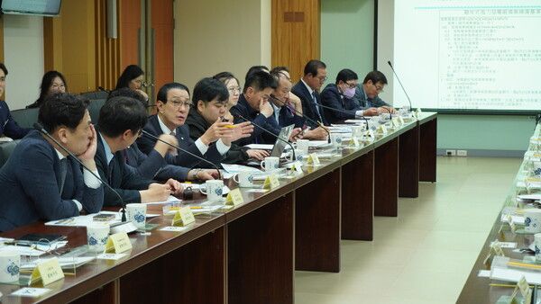 노동진 수협중앙회장(왼쪽 네 번째)이 20일 타이베이 중정구에 위치한 대만 어업서(수산청)에서 대만 해상풍력 및 수산업 현안에 대해 의견을 나누고 있다.