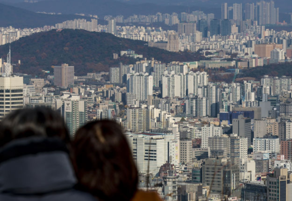 지난&nbsp;17일 서울 남산에서 시내 아파트가 보이고 있다. /사진=뉴시스