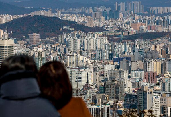 서울 남산에서 시내 아파트가 보이고 있다 / 사진=뉴시스 (포인트경제)