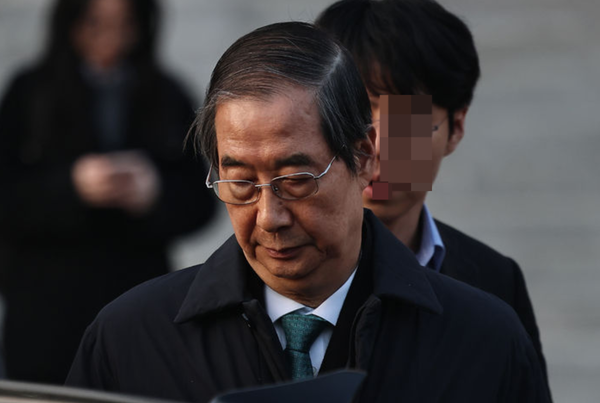 12·3 비상계엄 관련 내란 방조 등 혐의를 받는 한덕수 전 국무총리가 26일 오후 서울 서초구 서울중앙지방법원에서 열린 결심 공판을 마친 뒤 법원을 나서고 있다. /사진=뉴시스