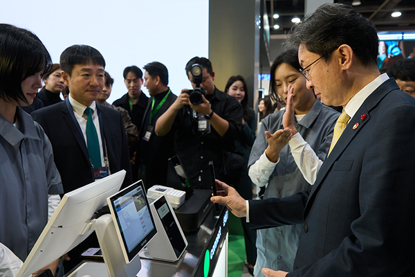 26일 서울 서초구 양재 aT센터에서 개최된 ‘코리아 핀테크 위크 2025’의 Npay 부스에서 이억원 금융위원장(우)이 Npay 박상진 대표(좌)와 함께 오프라인 통합 단말기 ‘Npay 커넥트’를 체험하고 있다.