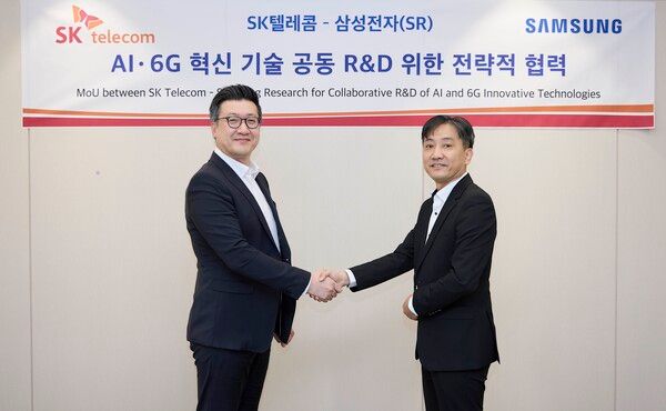 류탁기 SKT 네트워크기술담당과 정진국 삼성리서치 차세대통신연구센터장을 비롯한 양사 관계자들이 기념 촬영하는 모습 /SKT 제공