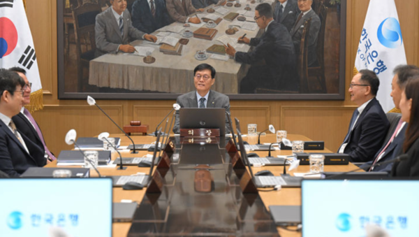이창용 한국은행 총재가 27일 오전 서울 중구 한국은행 본관에서 열린 금융통화위원회 본회의를 주재하고 있다. /사진=뉴시스