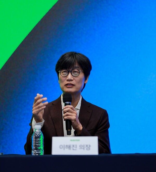 3사 공동 기자간담회에서 기자 질의에 답변하는 이해진 네이버 이사회 의장.&nbsp;[사진=네이버] (포인트경제)