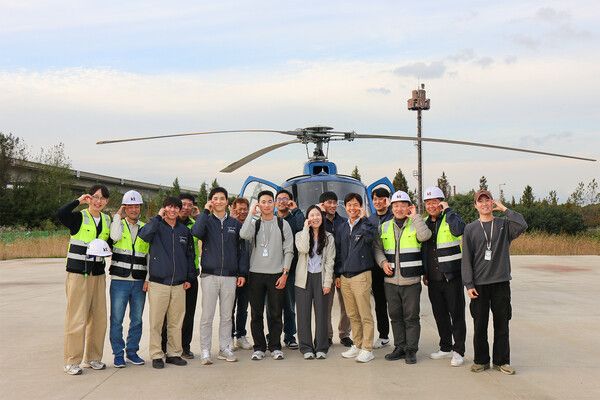 KT를 비롯한 현대자동차, 현대건설, 인천국제공항공사, 대한항공이 함께하는 K-UAM 원팀이 인천 아라뱃길 실증 현장에서 기념사진을 촬영하는 모습 /KT 제공