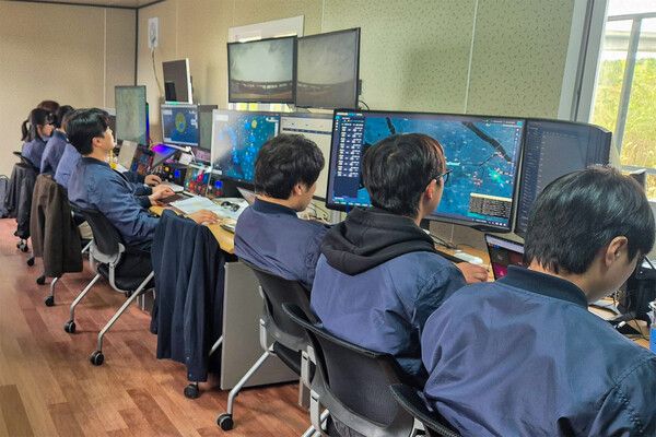 KT 관계자들이 인천 아라뱃길 실증 현장에서 교통관리 실증을 수행하는 모습 /KT 제공