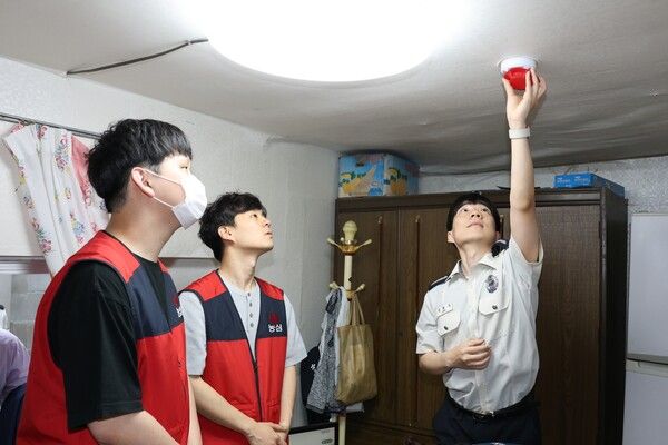 농심 세상을 울리는 안심캠페인 화재감지기 설치 모습 /농심 제공