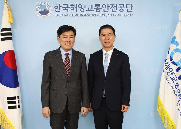 Sh수협은행은 한국해양교통안전공단(KOMSA, 이사장 김준석)과 ‘친환경 선박금융 활성화를 위한 업무협약’을 체결하고 국내 해운산업의 탄소중립 전환 및 친환경 선박 보급 확대를 위한 실질적 금융지원에 나선다고 밝혔다. 지난 3월 한국해양교통안전공단을 방문한 Sh수협은행 신학기 은행장(오른쪽)이 한국해양교통안전공단 김준석 이사장과 기념촬영을 하고 있다.
