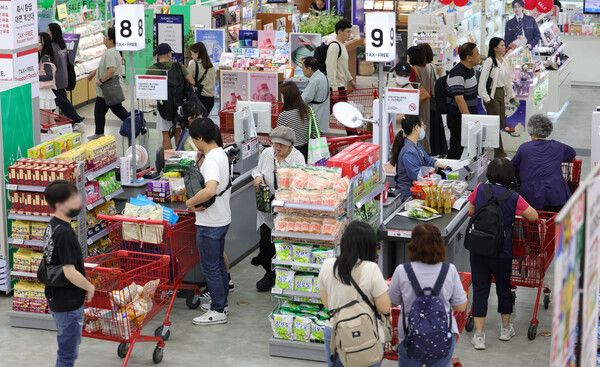 지난달&nbsp;서울 시내 한 대형마트에서 시민들이 계산대 줄을 서고 있다. /사진=뉴시스
