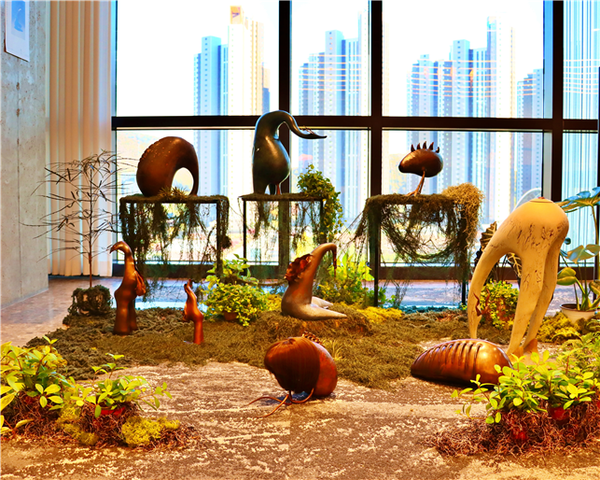 테이크호텔 서울 광명 갤러리에서 더블유아트갤러리 첫 공모전 당선작가 정지윤과 송가희의 개인전이 열린다.