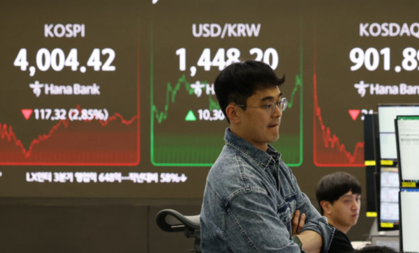 코스피가 전 거래일(4121.74)보다 117.32포인트(2.85%) 내린 4004.42에 마감한 5일 오후 서울 중구 하나은행 딜링룸 전광판에 종가가 표시되어 있다. /사진=뉴시스