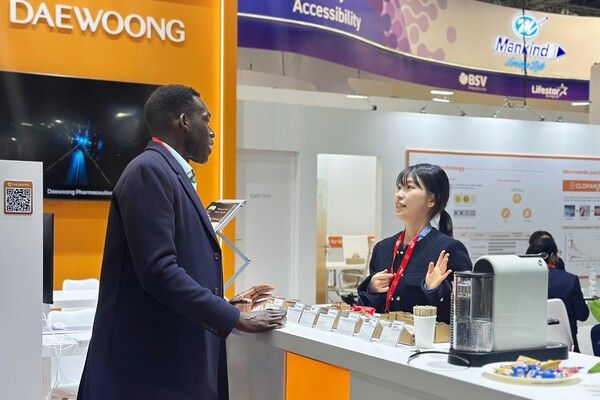 대웅제약 부스에서 해외 바이어가 질문하고 있는 모습 /대웅제약 제공