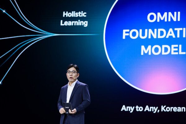 김유원 네이버클라우드 대표가&nbsp;산업 AI 전략을 설명하고 있다.&nbsp;[사진=네이버] (포인트경제)