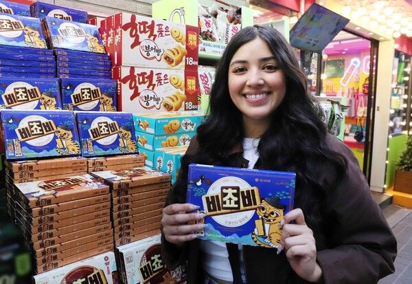 오리온 '비쵸비 국립중앙박물관 에디션'을 구매하는 외국인 관광객 /오리온 제공