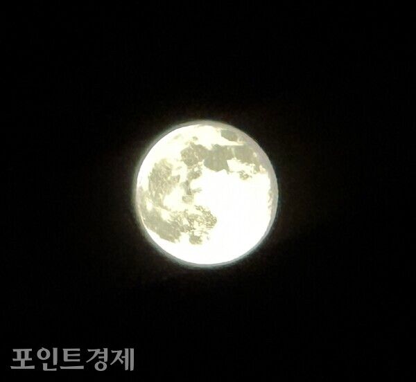 흐린 5일을 지나 하루 늦게 확인된 6일 밤 도쿄 하늘에 떠오른 슈퍼문’의 모습@포인트경제