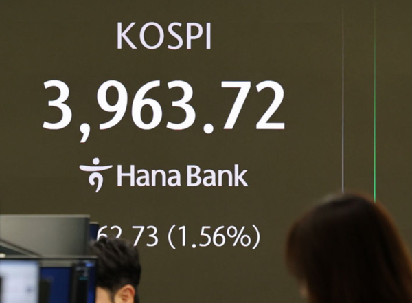 7일 오전 서울 중구 하나은행 딜링룸 전광판에 지수가 표시되고 있다. /사진=뉴시스