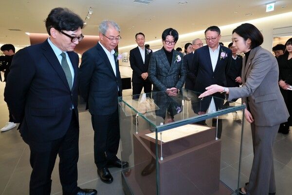 (왼쪽에서 두번째부터) 임종룡 우리금융그룹 회장, 이정섭 우리은행 상무, 고 박경리 작가의 외손자인 토지문화재단 김세희 이사장, &nbsp;정진완 우리은행장이 '우리1899'에서 서울시 지정문화재인 ‘대한천일은행 창립청원서’에 대한 설명을 듣고 있다.