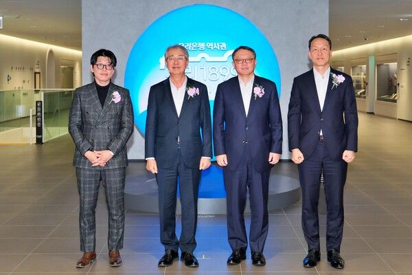 우리은행(은행장 정진완)은 서울 중구 본점 지하 1층에 126년 금융 역사를 현대적으로 재해석한 전시 공간 ‘우리1899’를 개관했다. (왼쪽부터) 고 박경리 작가의 외손자인 토지문화재단 김세희 이사장, 임종룡 우리금융그룹 회장, 정진완 우리은행장, 이정섭 우리은행 상무가 기념사진을 촬영하고 있다.