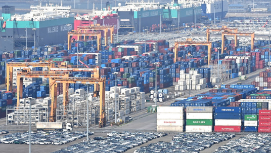 지난 10월 30일&nbsp;경기 평택시 포승읍 평택항에 수출입 컨테이너가 쌓여 있는 모습 /사진=뉴시스